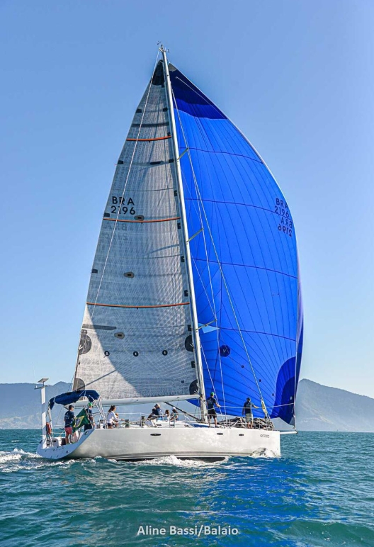 Velejadora do Iate conquista fita azul em tradicional regata