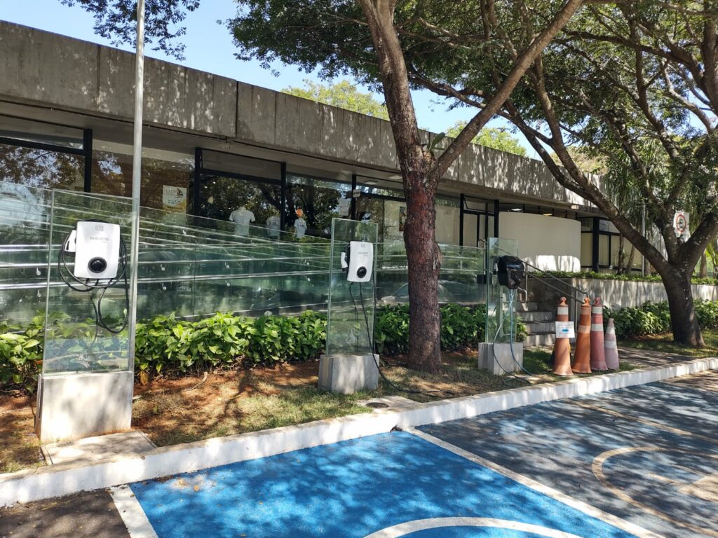 Iate Clube tem carregadores para veículos híbridos ou elétricos
