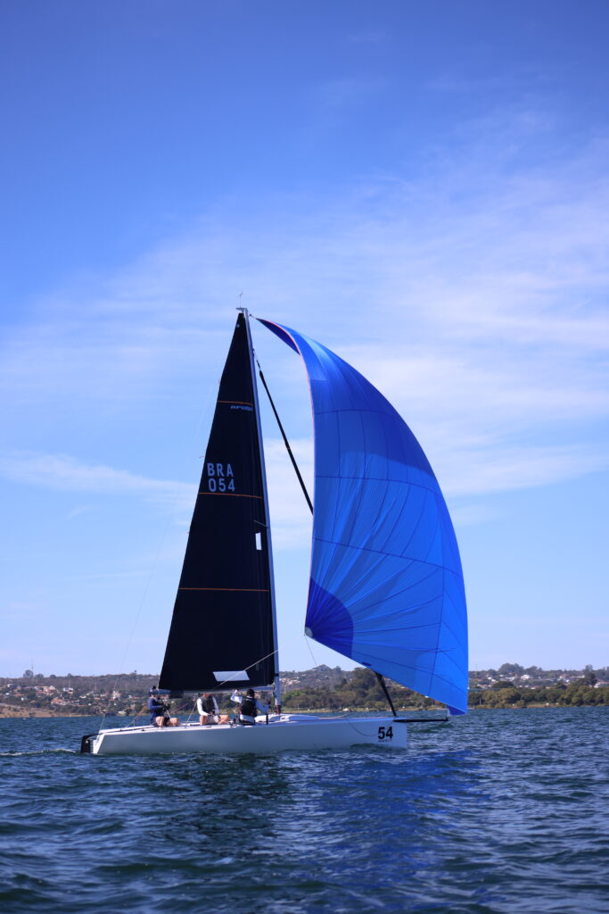 Regata Comodoro 2025 agita o Lago Paranoá e marca estreia da classe HPE 25