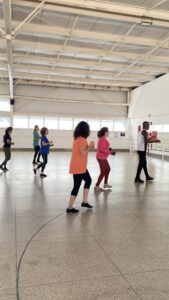 Vamos bailar? Aula de ritmos está com vagas abertas