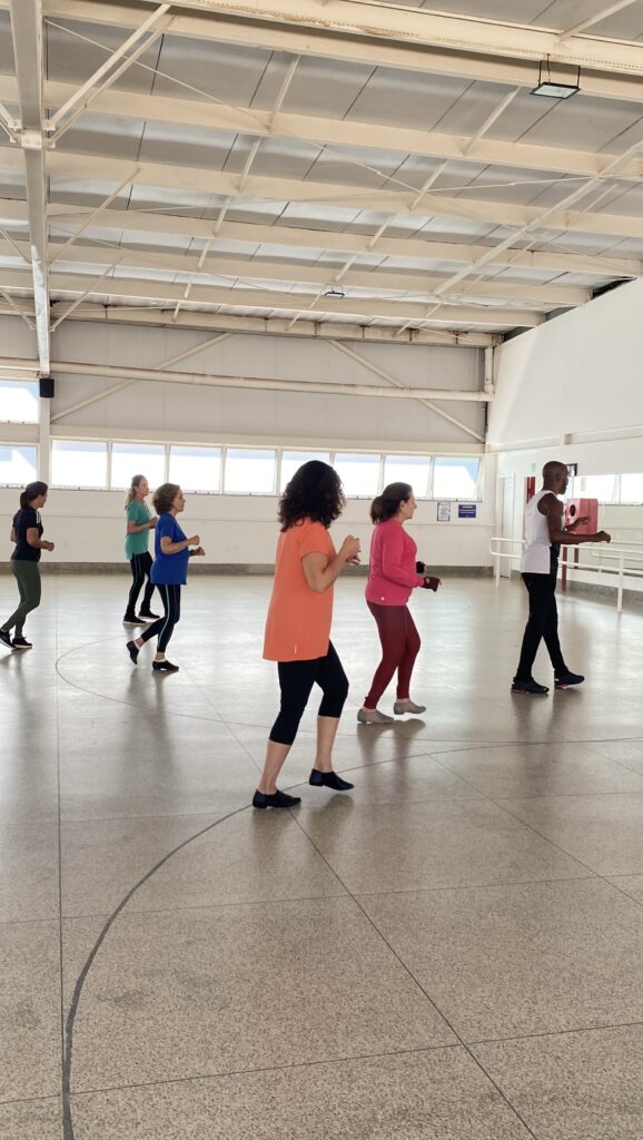 Vamos bailar? Aula de ritmos está com vagas abertas