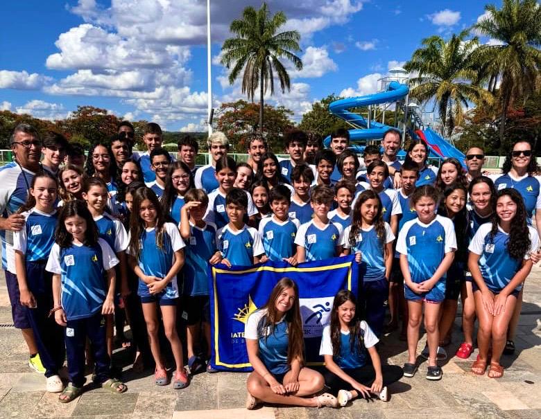 Equipe de natação representa o Iate no Torneio FDA
