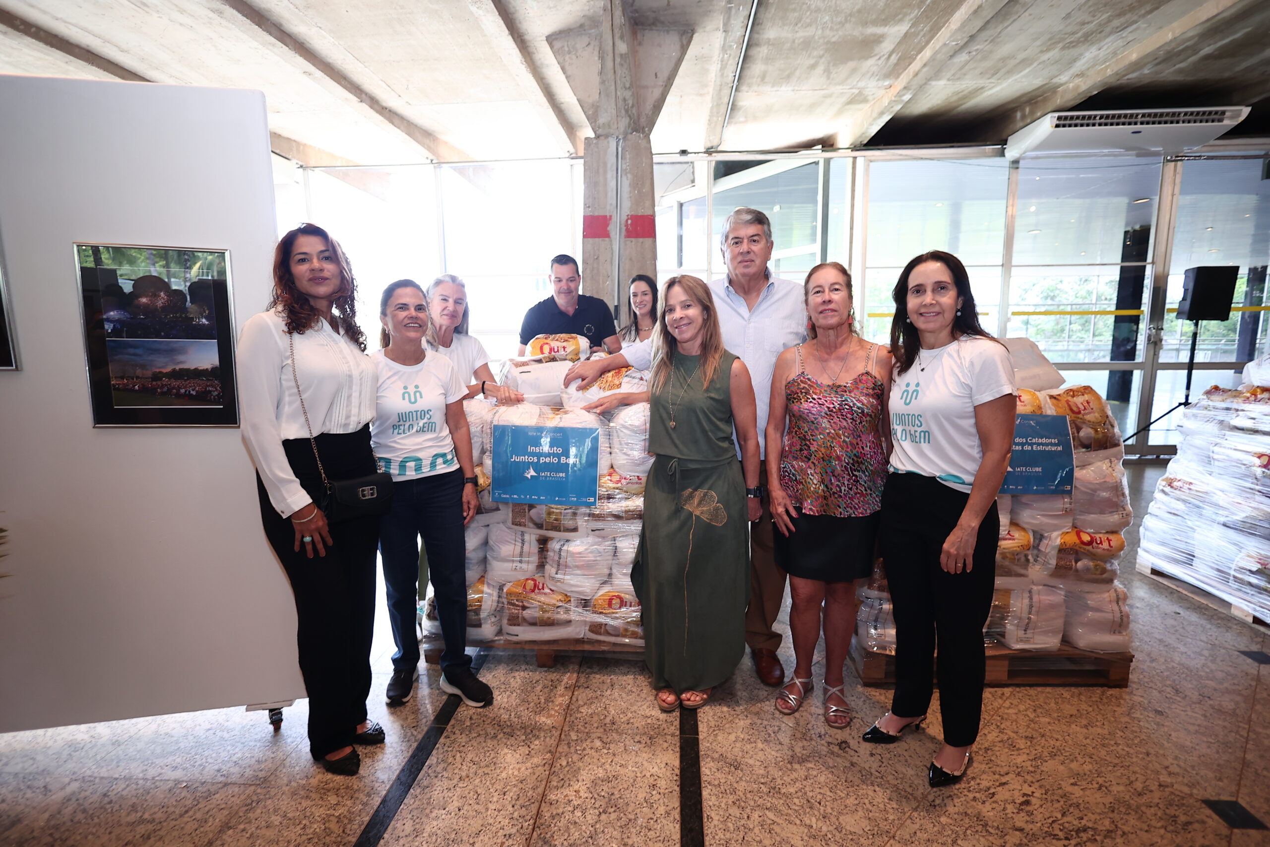 Juntos Pelo Bem: instituição formado por associados recebem cestas