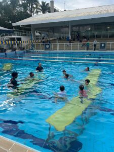 Professores de natação promovem Aula do Pijama