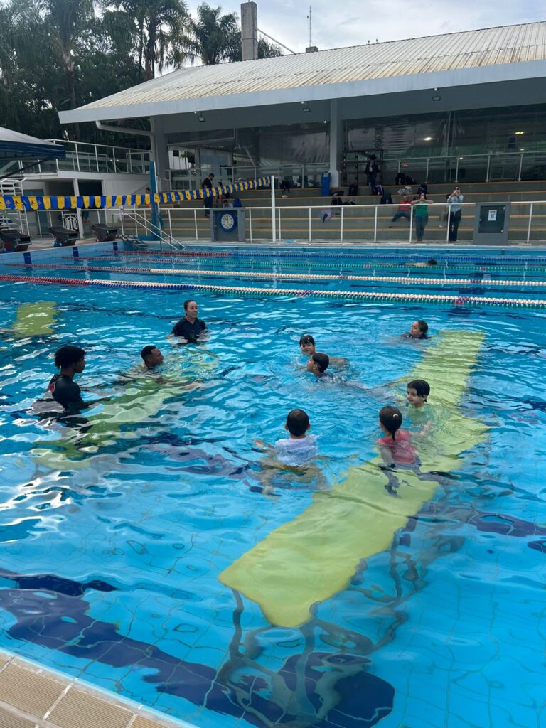 Professores de natação promovem Aula do Pijama