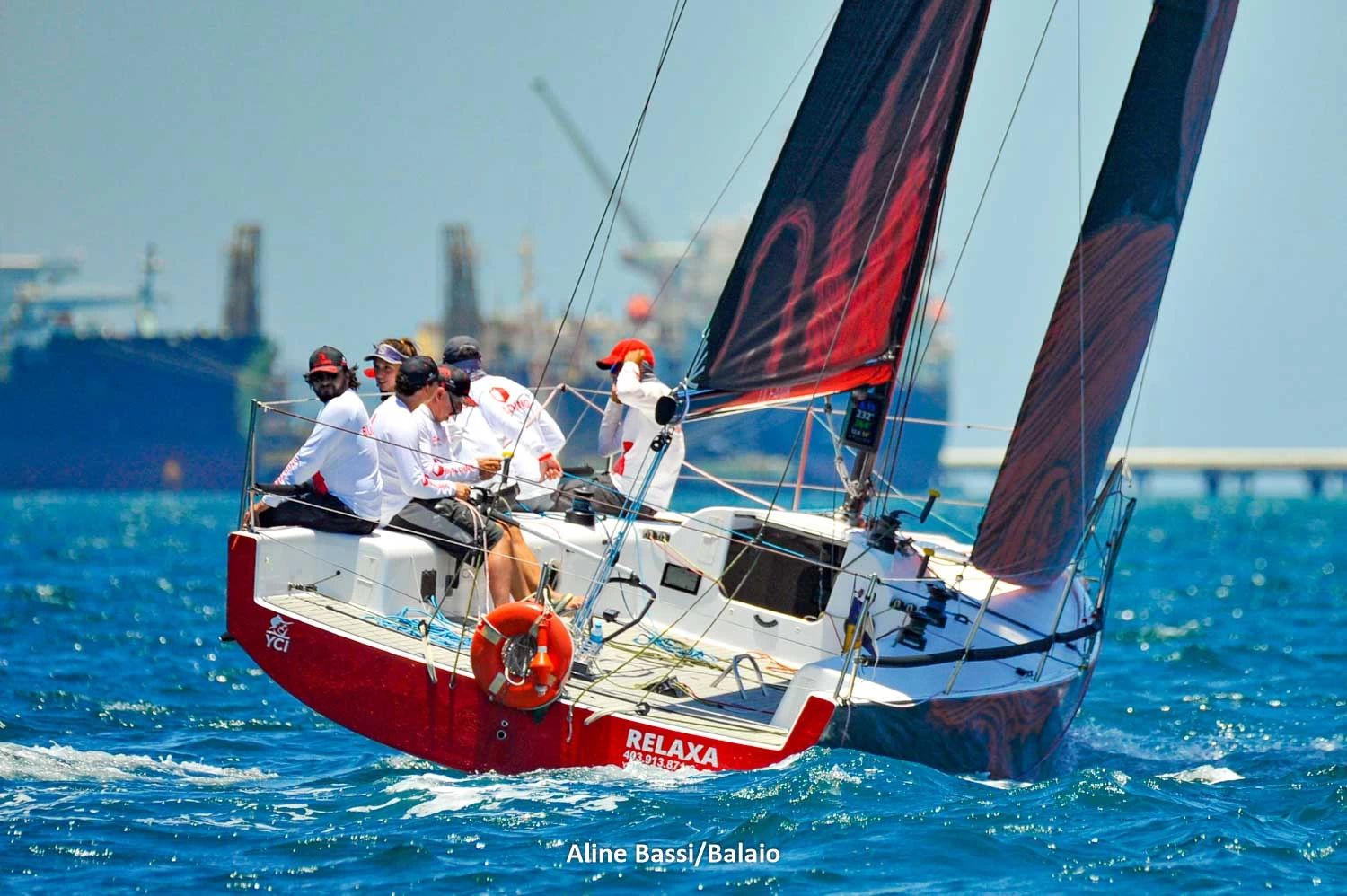 Bruna Patrício é campeã da Regata Volta à Ilha