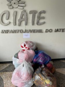 Emiate realiza doação de bolas de futebol