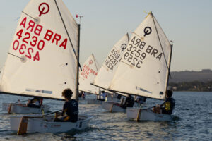 Iate marca presença no Campeonato Brasileiro de Optimist em Itaparica