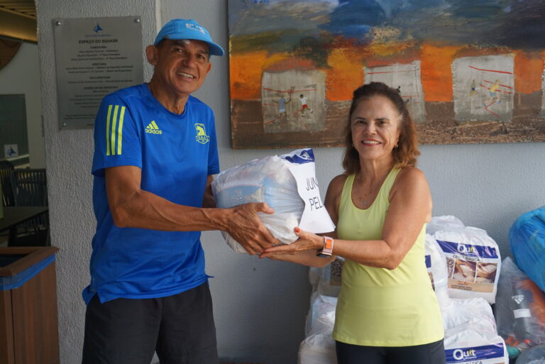 Grupo Amigos Voluntários faz entrega de alimentos