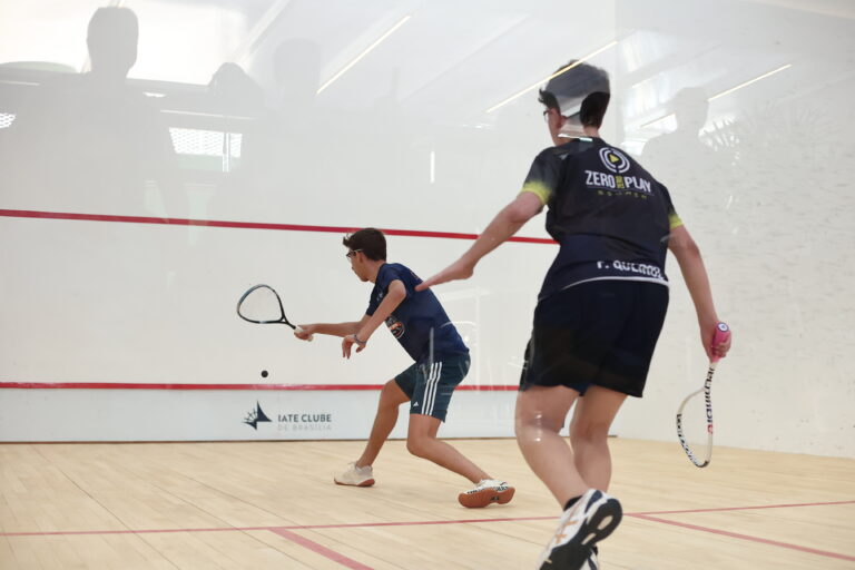 Venha jogar squash no Iate