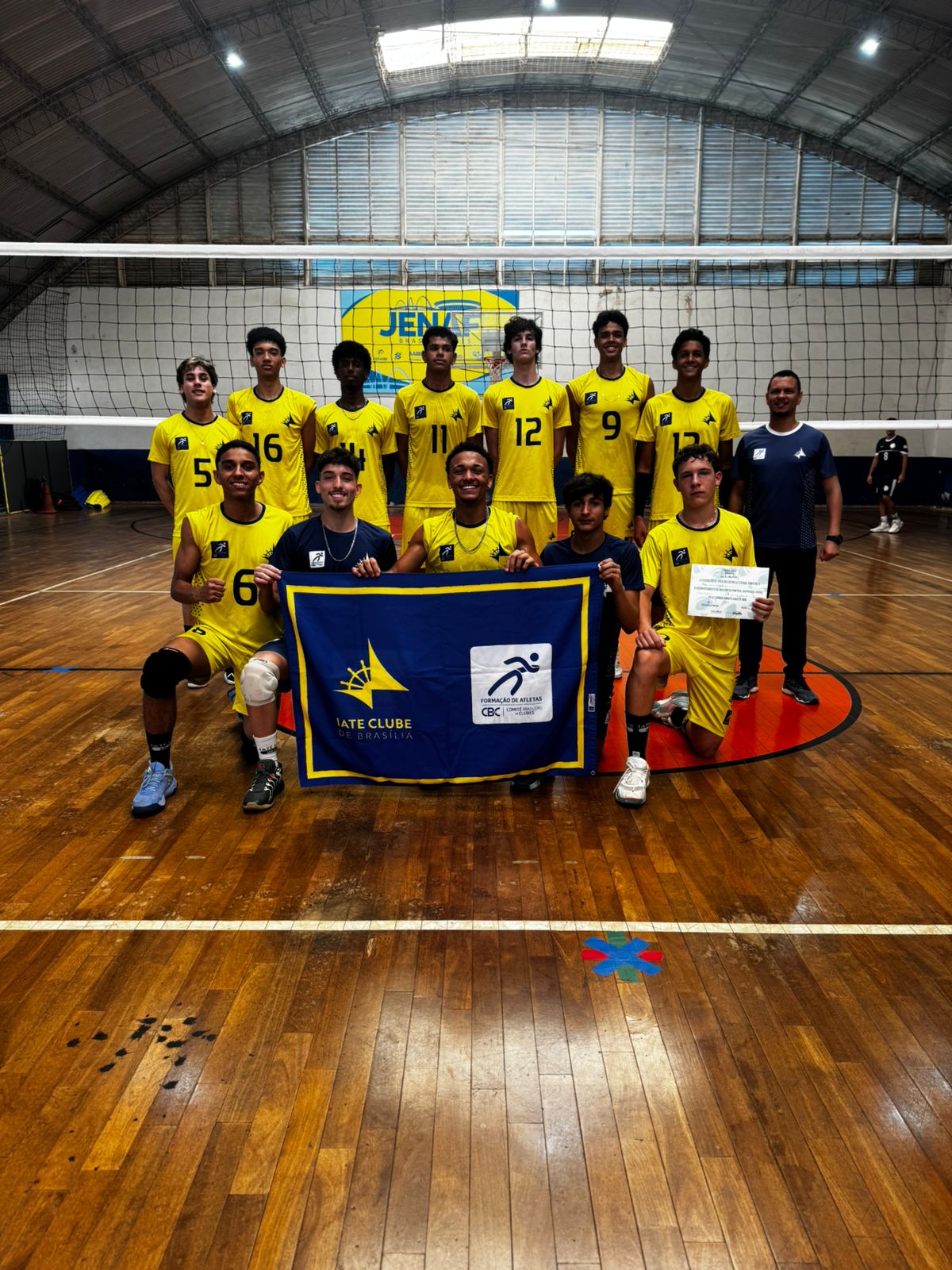 Equipe sub-19 de vôlei conquista bronze em torneio adulto