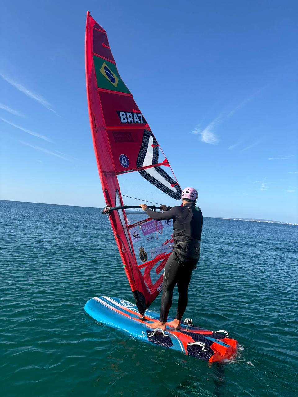 Mateus Isaac e Guga Kiessling participam do Troféu Princesa Sofia Os velejadores do Iate Clube de Brasília Mateus Isaac e Gustavo Kiessling representaram o Clube em uma das mais tradicionais competições da vela mundial: o Troféu Princesa Sofia, realizado em Mallorca, na Espanha, entre 27 de março e 4 de abril. O campeonato marcou o início da temporada internacional, faz parte do circuito olímpico visando Los Angeles 2028 e reuniu alguns dos principais nomes da vela olímpica. Na disputa da iQFoil, Mateus Isaac encerrou sua participação na 21ª colocação. “Foi um campeonato muito legal, a 1° Copa do Mundo do ano, e já nos dá uma boa ideia do que precisamos fazer e trabalhar para os próximos campeonatos”, afirma Mateus. Na classe ILCA 7, Gustavo Kiessling finalizou na 66ª colocação, competindo em uma flotilha com cerca de 200 barcos. Ele venceu na categoria sub-19 mesmo estando na flotilha prata, demonstrando evolução em relação à temporada anterior. “Acho que poderia ser ainda melhor, mas consegui me superar. Estou feliz com meu resultado, deu para ver que o trabalho que está sendo feito está indo pelo caminho certo”, destaca Guga