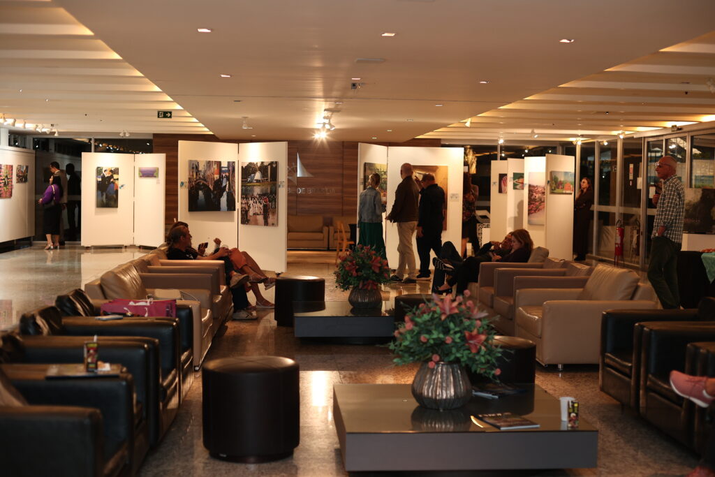 Visite a exposição “Ao redor do mundo” no Iate TV