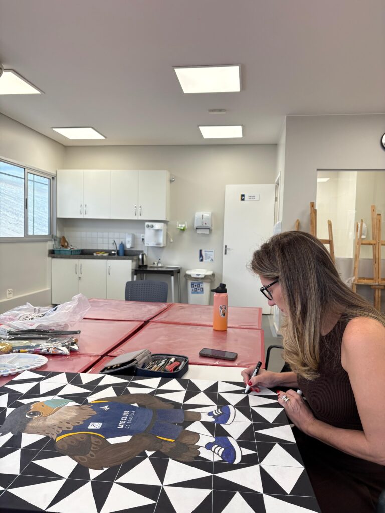 sócia pinta quadro do mascote do Clube