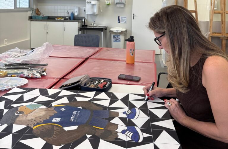 sócia pinta quadro do mascote do Clube