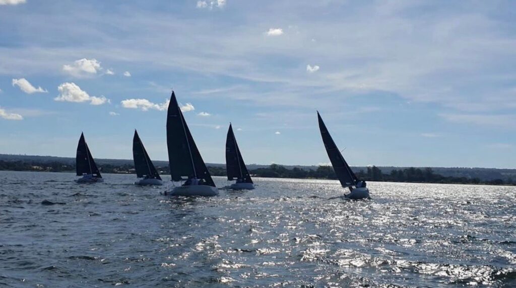 Regata da Vida reúne competidores no Lago Paranoá