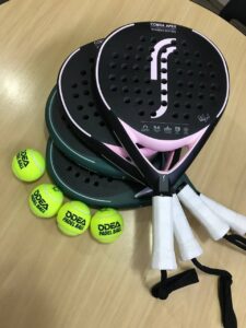 Raquetes e bolas de padel chegam no Clube
