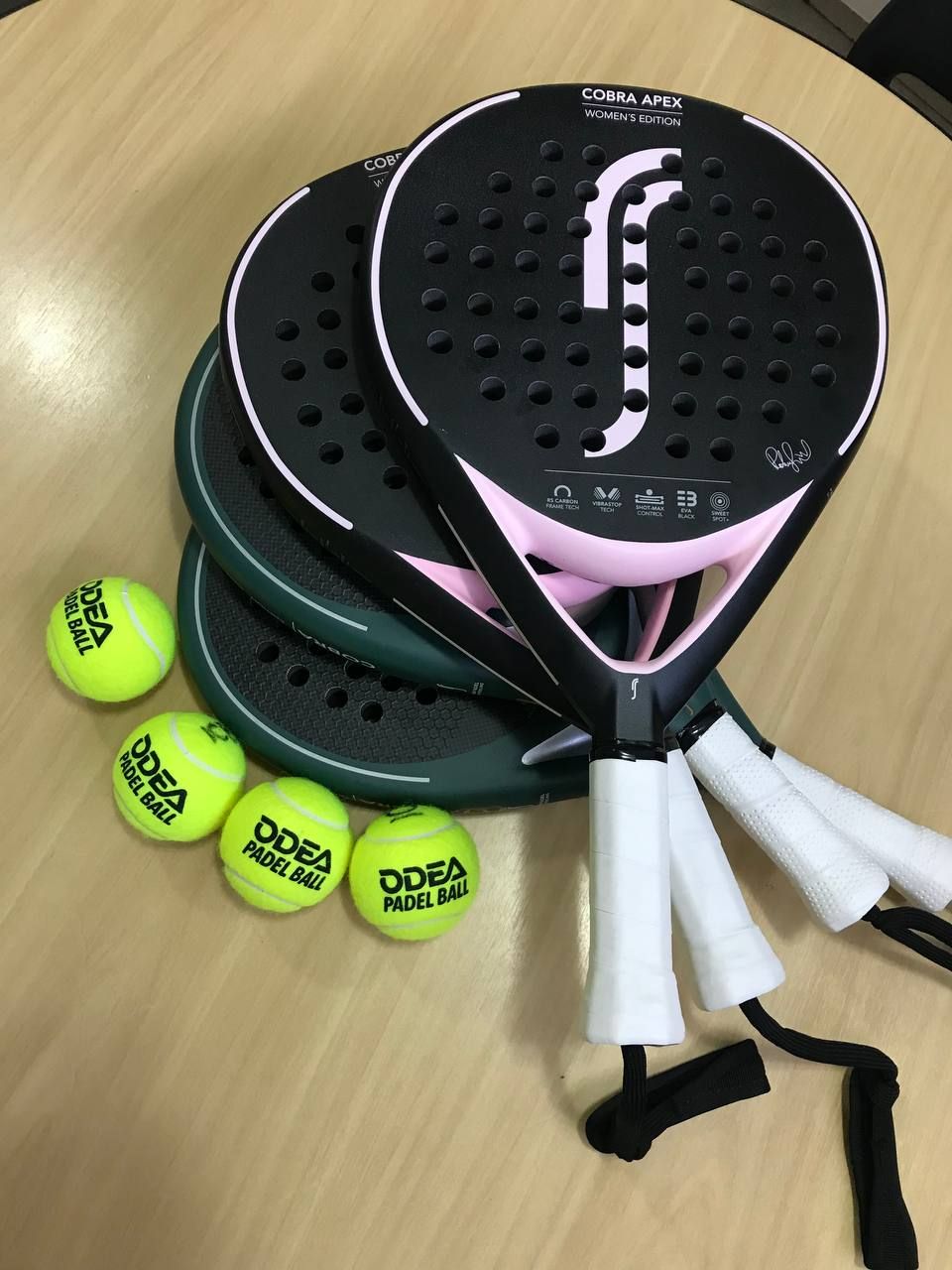 Raquetes e bolas de padel chegam no Clube