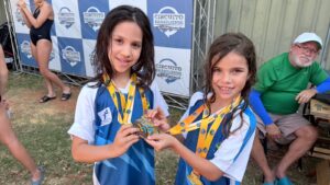Pequenos nadadores do Iate fazem estreia emocionante no Circuito Brasiliense de Natação
